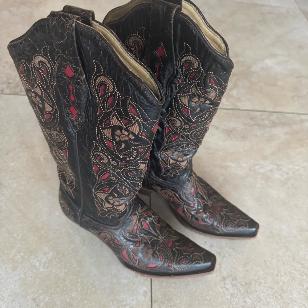 Corral Black and Red Heeled Boots with Intricate Embroidery